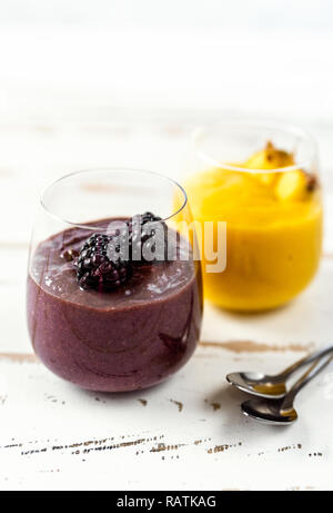 Smoothie aux couleurs jaune et bleu dans deux verres Banque D'Images