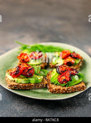 Toasts à l'avocat tomates rôties dans une assiette Banque D'Images