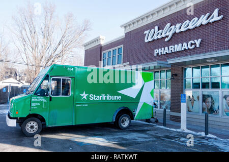 Journal StarTribune green truck livrer à Walgreens Pharmacy. St Paul Minnesota MN USA Banque D'Images