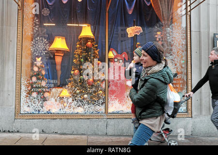 Les gens devant une fenêtre de l'affichage les accessoires emblématique représentant "une histoire de Noël' dans le centre-ville de Cleveland, Ohio, USA. Banque D'Images