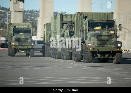 SAN PEDRO, Californie - les véhicules de transport d'équipement lourd de l'Escadron de soutien de l'aile Marine (MWSS) 373, groupe d'appui de l'aile Marine (MWSG) 37, 3rd Marine Aircraft Wing, arriver à San Pedro, Californie, le 14 décembre. De l'équipement lourd, véhicule de transport sur une barge à partir de San Pedro à l'île de Catalina, dans le cadre de l'aéroport "dans le ciel" Projet de reconstruction. L'achèvement de la première étape pour le projet de piste Catalina était composé de l'embarquement de l'utilité et l'ingénieur d'actif. (U.S. Marine Corps photo par Lance Cpl. Juan Anaya) Banque D'Images