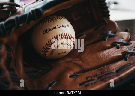 Londres, UK - 3 janvier 2019 : un livre blanc à l'intérieur de balle de baseball tan gant de baseball. Originaires de l'Angleterre au 18e siècle, le baseball est un widel Banque D'Images