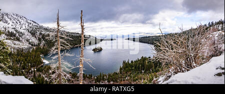 Vue aérienne de Emerald Bay sur un jour d'hiver nuageux, South Lake Tahoe, en Californie Banque D'Images