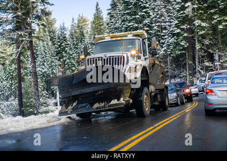 Décembre 25, 2018 South Lake Tahoe - équipement de déneigement de la journée de travail après une tempête de neige Banque D'Images