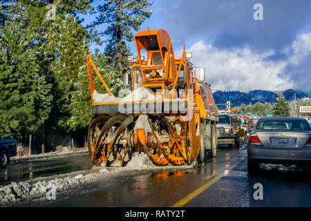 Décembre 25, 2018 South Lake Tahoe - équipement de déneigement de la journée de travail après une tempête de neige Banque D'Images