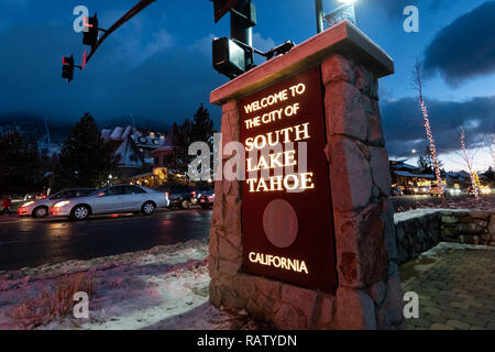 Décembre 25, 2018 South Lake Tahoe / CA / USA - Panneau posé à l'entrée de South Lake Tahoe ; la rue principale décorée pour les vacances de Noël Banque D'Images