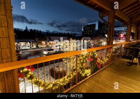 Décembre 25, 2018 South Lake Tahoe / CA / USA - Vue de nuit sur la rue principale décorée pour les vacances de Noël Banque D'Images