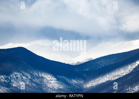 Belle vue sur quelques montagnes de neige entouré par des nuages, de l'Italie. Banque D'Images