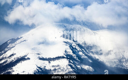 Belle vue sur quelques montagnes de neige entouré par des nuages, de l'Italie. Banque D'Images