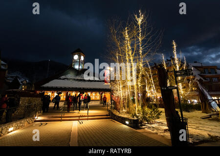 Décembre 25, 2018 South Lake Tahoe / CA / USA - vue de la nuit de l'Armée Céleste Gondola décoré pour les vacances de Noël Banque D'Images