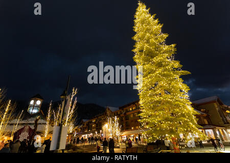 Décembre 25, 2018 South Lake Tahoe / CA / USA - vue de la nuit de l'Armée Céleste Gondola décoré pour les vacances de Noël Banque D'Images