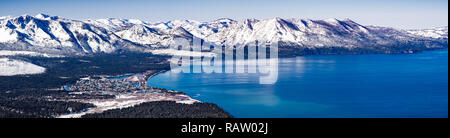 Vue aérienne du lac Tahoe sur une journée d'hiver ensoleillée, Sierra montagnes couvertes de neige en arrière-plan, en Californie Banque D'Images