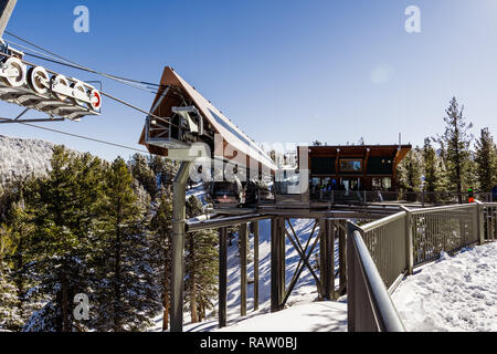 Décembre 26, 2018 South Lake Tahoe / CA / USA - Heavenly Ski Resort Gondola sur la plate-forme d'observation d'une journée ensoleillée Banque D'Images