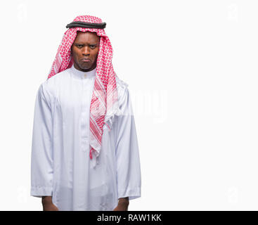 Jeune arabe african man wearing keffieh traditionnel isolé sur fond d'arrière-plan et l'inquiétude de la détresse, de pleurer en colère et peur. Triste expressi Banque D'Images