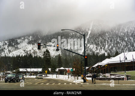 Décembre 27, 2018 South Lake Tahoe / CA / USA - journée d'hiver enneigée à South Lake Tahoe, Sierra montagnes couvertes de nuages lourds visible dans l'backgrou Banque D'Images