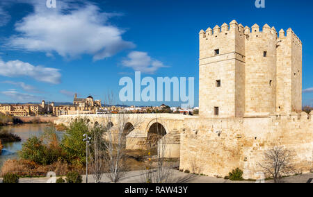 Mosque-Cathedral et le pont romain avec Callahora Tower (Torre de la Calahorra) au coucher du soleil à Cordoue, Andalousie, Espagne Banque D'Images