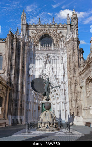 Porte du Prince (Puerta del Principe) avec Statue de la cathédrale, le Giraldillo de Saint Marie de la voir (Catedral de Santa Maria de la Sede), ou le Se Banque D'Images