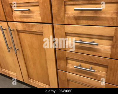 Meuble-lavabo en bois et cadre carré dans la salle de bains Banque D'Images