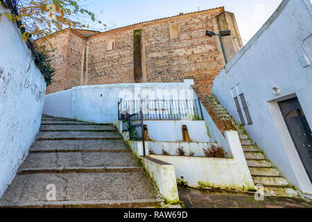 L'église de Santiago el Mayor, de Castano del Robledo est situé dans un environnement naturel privilégié de la Sierra Huelva et un u Banque D'Images