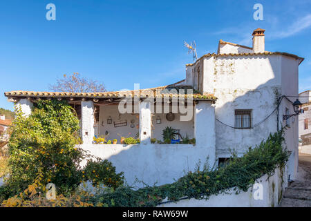 Maison blanche typique d'un village de Huelva, décoré l'entrée de la maison, Castano del Robledo, Espagne Banque D'Images