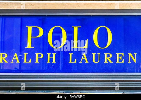 ROME, ITALIE - 3 janvier 2019 : lumières sont éclairantes POLO RALPH LAUREN logo sur storefront la nuit Banque D'Images