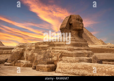 Le Sphinx de Gizeh pyramide complexe au coucher du soleil Banque D'Images
