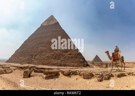 Panorama de la région avec les grandes pyramides de Gizeh avec pyramide de Khéphren Khafré (ou) et la Pyramide de Menkaourê dans la vue de loin, l'Égypte Banque D'Images