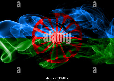 Drapeau national de Gypsy fabriqués à partir de la fumée de couleur isolé sur fond noir Banque D'Images
