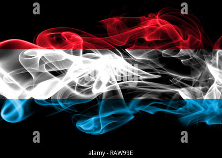 Drapeau national du Luxembourg fait de la fumée de couleur isolé sur fond noir Banque D'Images
