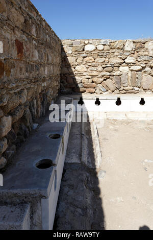 La période romaine Latrina (toilettes publiques) situé dans le gymnase de l'ancienne ville de Tralleis, Aydin, Anatolie, Turquie. La Latrina à Trelleis est Banque D'Images