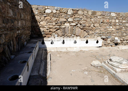 La période romaine Latrina (toilettes publiques) situé dans le gymnase de l'ancienne ville de Tralleis, Aydin, Anatolie, Turquie. La Latrina à Trelleis est Banque D'Images