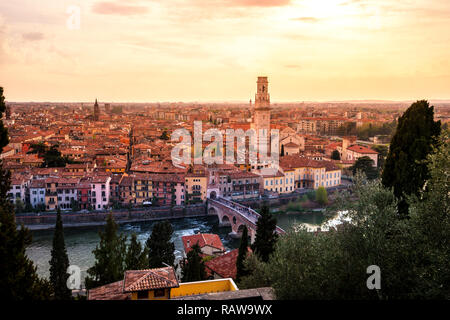 Vue sur Vérone de San Pietro, Italie Banque D'Images