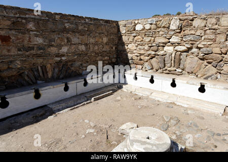 La période romaine Latrina (toilettes publiques) situé dans le gymnase de l'ancienne ville de Tralleis, Aydin, Anatolie, Turquie. La Latrina à Trelleis est Banque D'Images