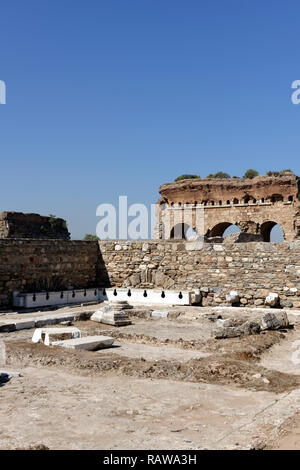 La période romaine Latrina (toilettes publiques) situé dans le gymnase de l'ancienne ville de Tralleis, Aydin, Anatolie, Turquie. La Latrina à Trelleis est Banque D'Images