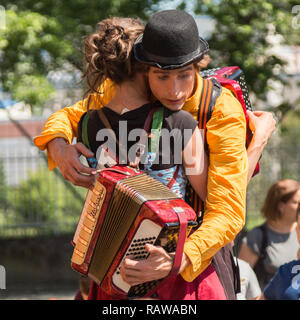 Voyageant de la pantomime société appelée 'Tarkabarka' show à Sopron, Hongrie le 27 mai 2017. Les deux artistes à jouer de l'accordéon. Banque D'Images
