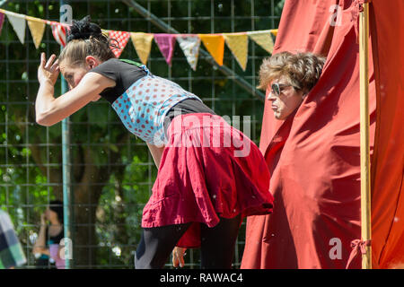Voyageant de la pantomime société appelée 'Tarkabarka' show à Sopron, Hongrie le 27 mai 2017. Expressions : apish et curieux Banque D'Images
