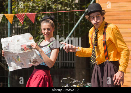 Voyageant de la pantomime société appelée 'Tarkabarka' show à Sopron, Hongrie le 27 mai 2017. Expressions : incrédules et confiant Banque D'Images