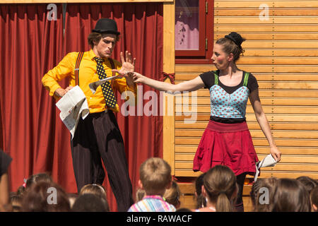 Voyageant de la pantomime société appelée 'Tarkabarka' show à Sopron, Hongrie le 27 mai 2017. Expressions : dérisoires et grim Banque D'Images