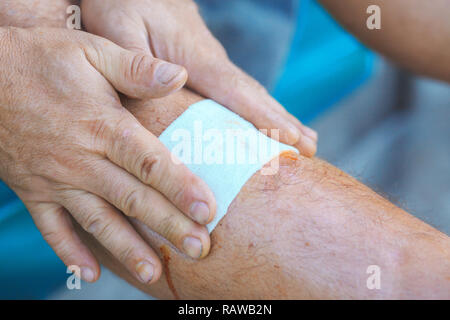 Processus d'application d'un bandage sur la jambe malade libre, desmurgy Banque D'Images