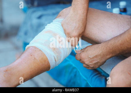 Processus d'application d'un bandage sur la jambe blessée, desmurgy Banque D'Images