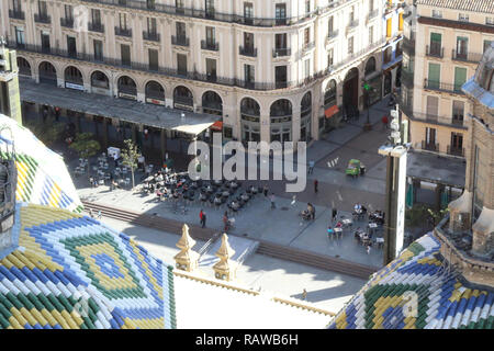 La Plaza del Pilar comme vu de la cathédrale Pilar, avec quelques terrasses, bars, cafés et des gens qui marchent, à Zaragoza, Aragon, Espagne Banque D'Images