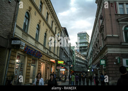 SARAJEVO, Bosnie - juin 4, 2008 : la rue Ferhadija dans le centre-ville avec une foule de piétons qui passent. C'est la rue principale de Sarajevo, Banque D'Images