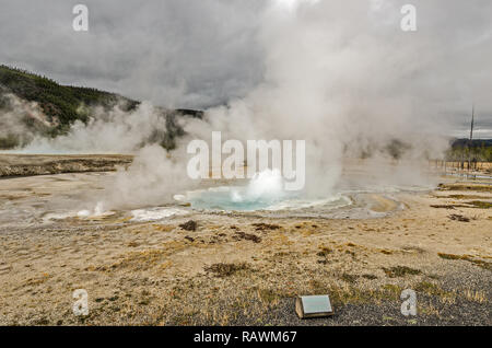 Petite éruption du geyser de sable noir Spouter en bassin dans le Yellowstone Banque D'Images