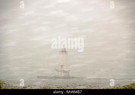 Leuchtturm qui sortent d'une soudaine tempête de neige sur le lac Michigan Banque D'Images