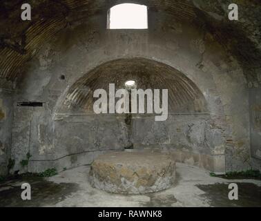 L'Italie. D'Herculanum. Bains d'urbains. Le Centre de Termae. Ils ont été construits autour du début du 1er siècle après JC, et subdivisés en sections pour les hommes et les femmes. Intérieur de l'homme "caldarium", le bain chaud avec le 'podium' pour la 'circulaire' labre, grand bassin d'eau produite. La Campanie. Banque D'Images