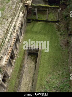 L'Italie. D'Herculanum. La Palestra (gymnase). Vue sur le portique à colonnes et une grande piscine. 1er siècle après JC. La Campanie. Banque D'Images