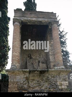 L'Italie. Pompéi. Nécropole de Nocera Gate. Situé sur les côtés d'une route qui va de pair avec des murs de la ville. Il y a plusieurs monuments funéraires. 1er siècle av-1e siècle AD. Tombe 90, d'un magistrat et son épouse. La fin de l'ère républicaine. AD 50-30. La Campanie. Banque D'Images