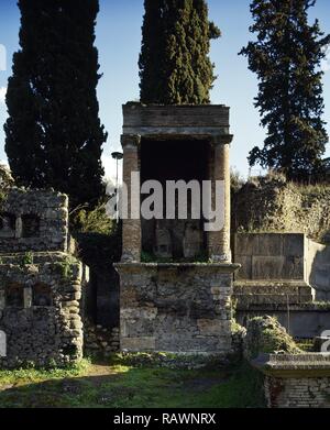 L'Italie. Pompéi. Nécropole de Nocera Gate. Situé sur les côtés d'une route qui va de pair avec des murs de la ville. Il y a plusieurs monuments funéraires. 1er siècle av-1e siècle AD. Tombe 90, d'un magistrat et son épouse. La fin de l'ère républicaine. AD 50-30. La Campanie. Banque D'Images