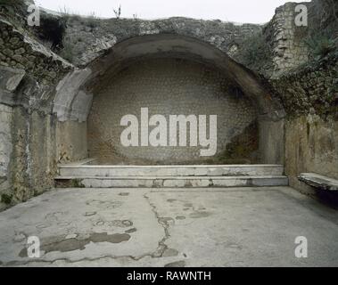 L'Italie. D'Herculanum. Bains d'urbains. Le Centre de Termae. Ils ont été construits autour du début du 1er siècle de notre ère. Ils sont subdivisés en sections pour les hommes et les femmes. 'Homme', le caldarium bain d'eau chaude. En piscine. La Campanie. Banque D'Images