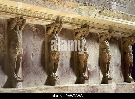 L'Italie. Pompéi. Les thermes du Forum. Bains Publics, edificated immédiatement après la fondation de la colonie (après 80 avant J.-C.). Ils ont été subdivisés en menÕs et section femmes. Tepidarium (pièce chaude). Détail de Telamons. À l'intérieur. La Campanie. Banque D'Images